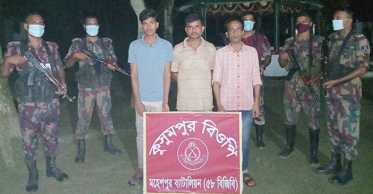 ভারতে অনুপ্রবেশের চেষ্টাকালে তিন যুবক আটক